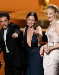 Эмилия Кларк, Кит Харингтон и Софи Тернер на 71 церемонии вручения премии Эмми для Игры Престолов Эмилия Кларк, Кит Харингтон и Софи Тернер на 71 церемонии вручения премии Эмми для Игры Престолов